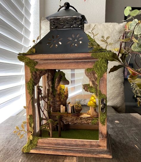 Miniature In Lantern, Lantern Terrarium Diy, Lantern Fairy House, Fairy Garden In Lantern, Fairy Lanterns Diy, Fairy House Lantern, Lantern Diorama, Fairy Desk, Fairy Garden Lantern