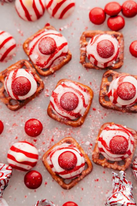 These 3-ingredient Peppermint Bark Pretzels start with crunchy & salty pretzels, are topped with peppermint white chocolate kisses Peppermint Bark Pretzels, Snowflake Pretzels White Chocolate, Almond Bark Pretzels, Peppermint Bark Bites, Peppermint Pretzel Bark, Pretzel Candy Recipes, Holiday Pretzel Treats, Pretzel Kisses, Pretzel Bark Recipes