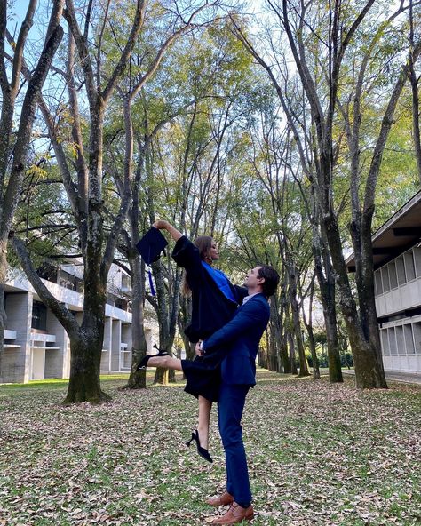 Graduation Couple Poses, Graduation Couple Photoshoot, Couples Graduation Pictures, Graduation Pictures With Boyfriend, Grad Photos Couple, Graduation Boyfriend, Uni Graduation, Graduation Couple, Couple Graduation Pictures