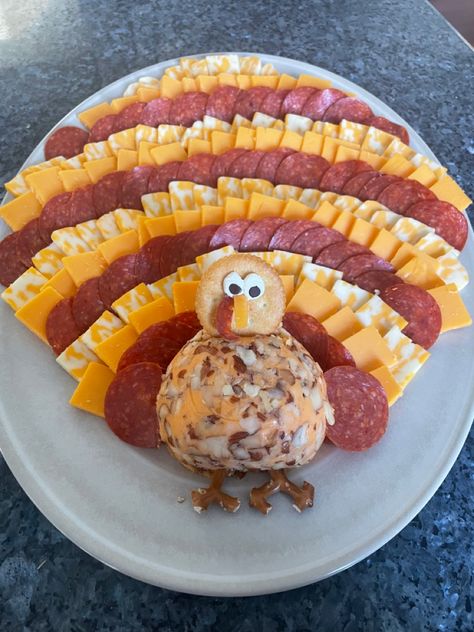 My Thanksgiving cheese turkey! Veggie Turkey Charcuterie Board, Cheese Ball Turkey Charcuterie Board, Thanksgiving Fruit And Veggie Platter, Thanksgiving Cheese Plate Turkey, Veggie Tray Ideas For Thanksgiving, Cheese Platter Ideas Thanksgiving, Turkey Thanksgiving Charcuterie Board, Turkey Cheese Platter Thanksgiving, Cheese Turkey Platter