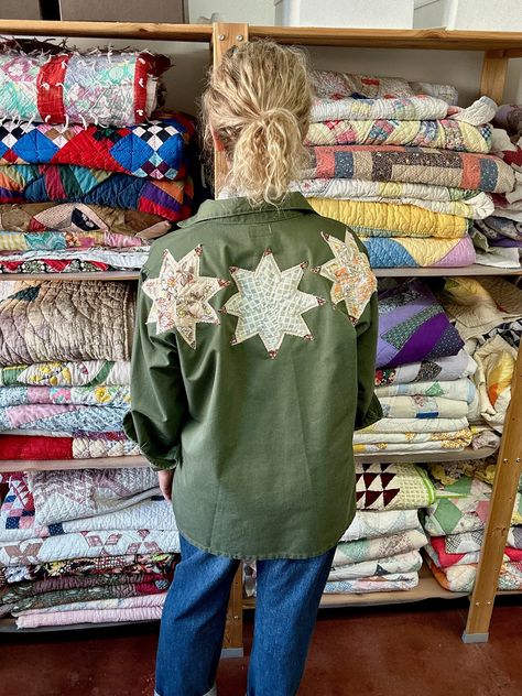 Vintage US Army shirt with original patch on sleeves at upper left arm, and repurposed vintage quilt star appliques on back yoke. . Original tag states 16.5 x 32.    Measurements taken flat, shown on a size 10/M, 130 lbs, 5'5", 34DD model approximately 23" pit to pit (with shirt buttoned) approximately 22" arm, shoulder seam to cuff  approximately 30" center back neck to hem Vintage Quilt Clothing, Jean Jacket With Quilt Block, Repurpose Quilt, Upcycle Wardrobe, Upcycled Quilt, Quilt Clothes, Vintage Army Jacket, Quilt Star, Star Patchwork