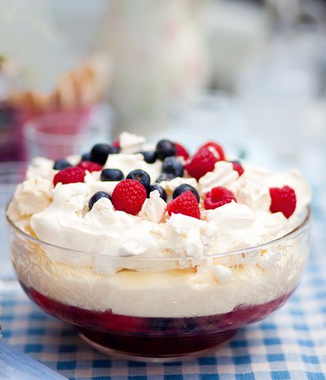 The flourishing touch to this otherwise classic trifle recipe is the crumbled meringue crunch on top... a bit like an Eton mess and a trifle together – scrumptious. Chantilly Icing, Summer Berry Trifle Recipe, Jelly Trifle, Pavlova Trifle, Rhubarb Jelly, Raspberry Pavlova, British Pudding, Nutella Banana Bread, Christmas Trifle