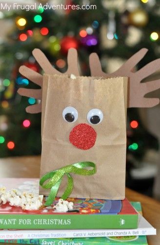 Adorable Rudolph treat bags for children.  Use these for popcorn on family movie night, for class parties or fill them with crayons to keep the kids busy during Christmas dinner. Gift Wrapping Tutorial, Christmas Crafts For Toddlers, Christmas Craft Projects, Easy Christmas Gifts, Present Ideas, Preschool Christmas, Easy Christmas Crafts, Teacher Christmas Gifts, Easy Christmas