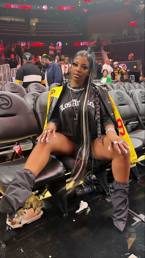 Baddie Basketball, Court Side Outfit Basketball Games, Basketball Game Outfit Black Women, Basketball Game Outfits, De'arra Outfits, Basketball Game Outfit Women, Outfit Basketball, Basketball Game Outfit, Club Outfits For Women