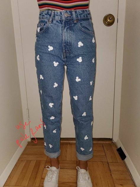 Use pale mom jeans Mickey Jeans, Mickey Mouse Jeans, Disney Trip Outfits, Disney Outfits Women, Disney Themed Outfits, Cute Disney Outfits, Disney Shorts, Disney World Outfits, Disneyland Outfits