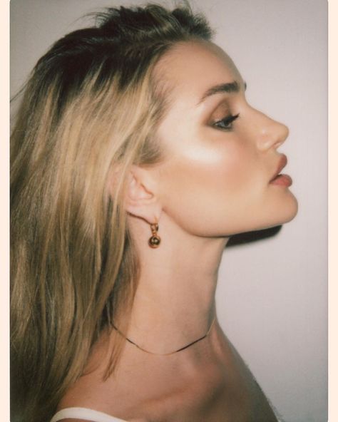 Rosie Hw Aesthetic, Model Nose, Rosie Huntington Whiteley Makeup, Rosie Whiteley, Jawline Goals, Rose Huntington, Rosie Hw, Facial Structure, Perfect Nose