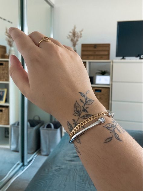 Healed floral bracelet tattoo on wrist Wrap Around Wrist Tattoos, Butterfly Tattoos On Arm, Around Arm Tattoo, Wrap Around Tattoo, Tato Minimal, Simple Tattoos For Women, Wrap Tattoo, The Best Tattoos, Flower Wrist Tattoos