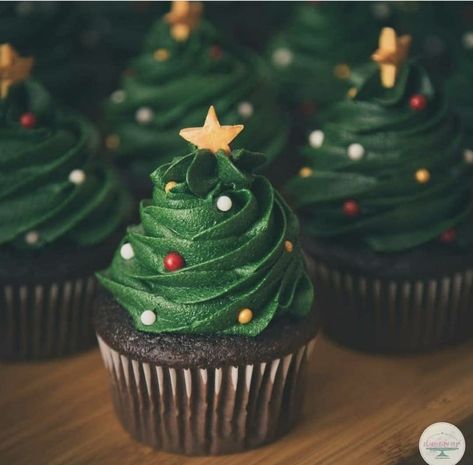 Jul Kaka, Christmas Cupcakes Recipes, Christmas Tree Cupcakes, Christmas Cake Designs, Bakery Ideas, Christmas Food Desserts, Christmas Feeling, Christmas Cupcakes, Christmas Snacks