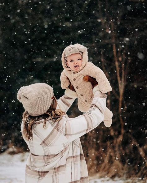 Baby Snow Pictures Photo Ideas, Winter Toddler Photoshoot, Snow Baby Photoshoot, Snow Pictures Family, Family Picture Ideas Winter, Baby Snow Photoshoot, Family Pictures In Snow, Winter Outdoor Family Pictures, Baby Winter Photoshoot