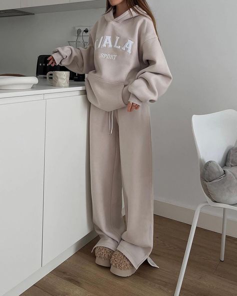 friday wfh attire ☕ // #weareTALA #teamTALA @about.janedoe wears our oversized club hoodie and wide leg joggers in oat Oversized Hoodie Outfit, Casual Sporty Outfits, Oversize Outfit, Legs Outfit, Wide Leg Joggers, Outfit Oversize, Outing Outfit, Winter Fashion Outfits Casual, Joggers Outfit