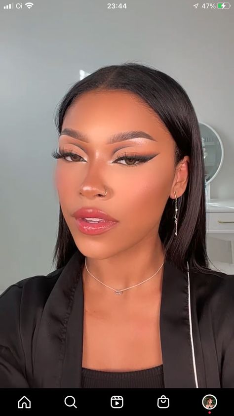 Winged Eyeliner Makeup Look Cat Eyes, Mib Makeup Look, Brown And White Makeup, Makeup For Black And White Outfit, Makeup For Silver Outfit, Eyeshadow Looks For Black Dress, Black Tie Makeup Looks, Maquillaje Soft Glam, Casino Makeup