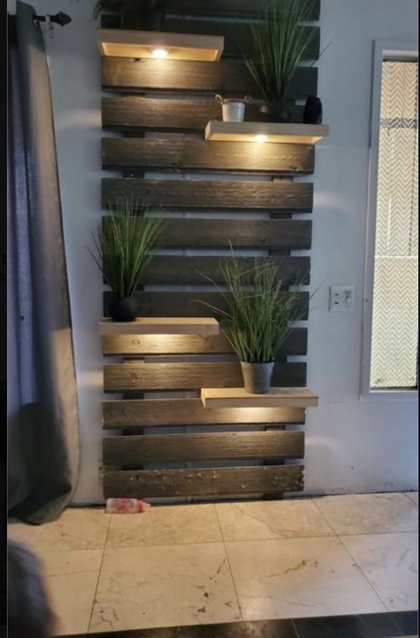 Rustic Plant Stand, Design Per Patio, Yard Ideas Backyard, 2x4 Projects, Balkon Decor, Back Deck Decorating, Small Deck Decorating Ideas, Wall Shelf Decor, Apartment Patio Decor