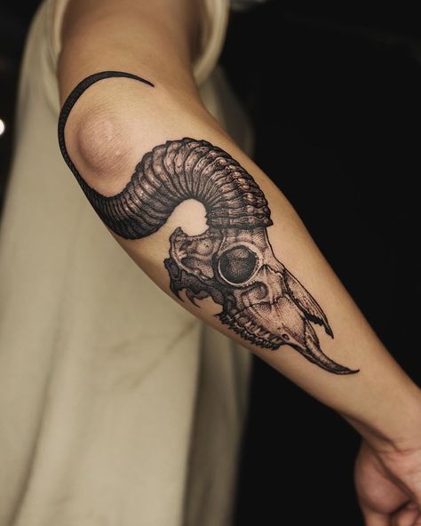 Instagram post by T A E S I N / 泰 䰠 • Jul 28, 2020 at 1:02pm UTC Dove Tattoos, Lighthouse Tattoo, Goat Skull, Back Piece Tattoo, Creepy Tattoos, Skull Tattoo Design, Half Sleeve Tattoo, Creepy Art, Animal Skulls