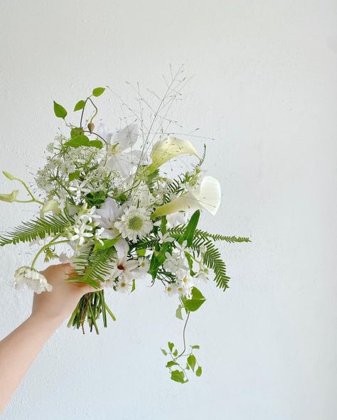 White Wild Bouquet, Green And White Bridal Bouquet, Whimsical Wedding Bouquet, Bouquet Styles, Wildflower Bridal Bouquets, Amber Wedding, White Green Flowers, September Flowers, Ethereal Wedding