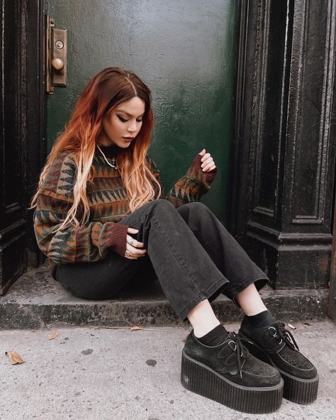 Grandpa Sweater Outfit, Grunge Fall Outfits, Grunge Outfits Fall, Fem Style, Luanna Perez, Look Grunge, Dark Academy, Sweater Outfits Fall, Alt Outfits