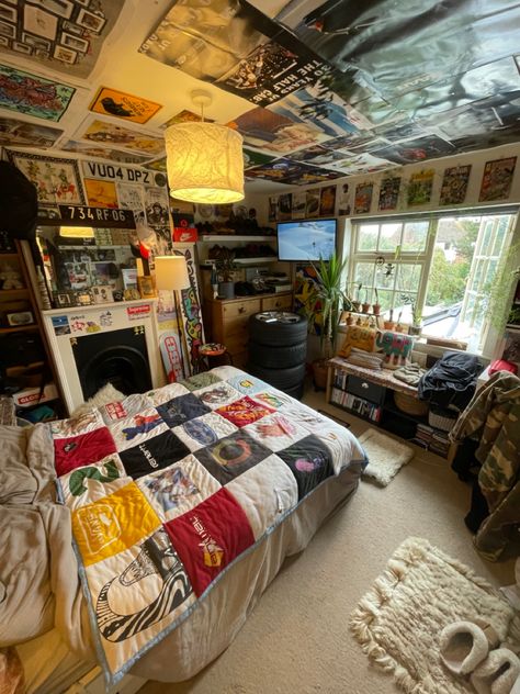 Room Decor Ideas 90s, Art Dorm Room Ideas, 90s Style Bedroom Ideas, Cool Unique Room Ideas, Horizontal Room Design, Unique Storage Ideas Bedroom, Bedroom Inspirations Four Poster Bed, Blanket On Ceiling, Skater Posters For Room