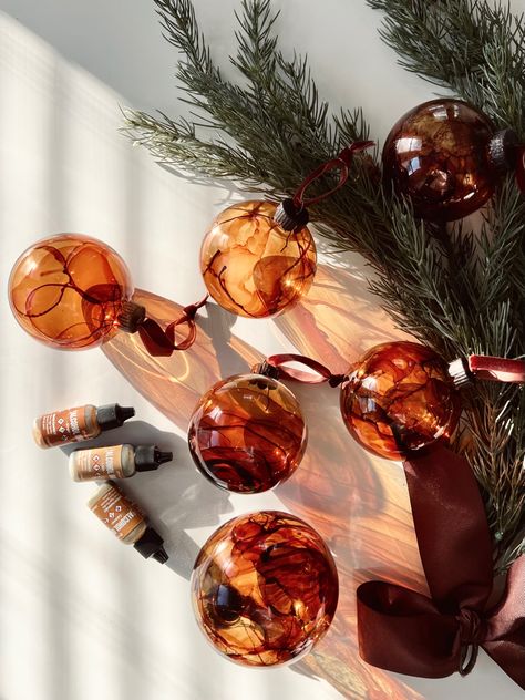 Copper Xmas Tree, Amber And Black Christmas Tree, Christmas Trees With Orange Slices, Diy Brown Christmas Ornaments, Amber Glass Christmas Ornaments, Amber Ornaments Christmas Tree, Amber Glass Ornaments Diy, Amber Ornaments Diy, Diy High End Christmas Ornaments