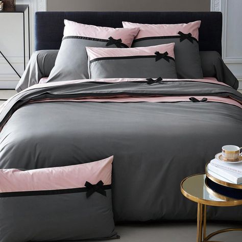 Parure de draps 4 pièces Frou-frou Anthracite : choisissez parmi tous nos produits Parure de draps Draps Design, Bed Cover Design, Designer Bed Sheets, Bantal Sofa, Frou Frou, Bed Sets, Pink Bedding, Bed Decor, Bedroom Bed