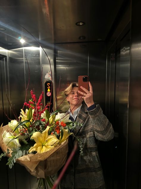 Guy Holding Flowers Aesthetic, Boyfriend Giving Flowers To Girlfriend, Men Holding Flowers, Guy Holding Flowers, Holding Flowers Pose, Flowers For Girlfriend, Starboy Aesthetic, Flower Men, Dream Relationship