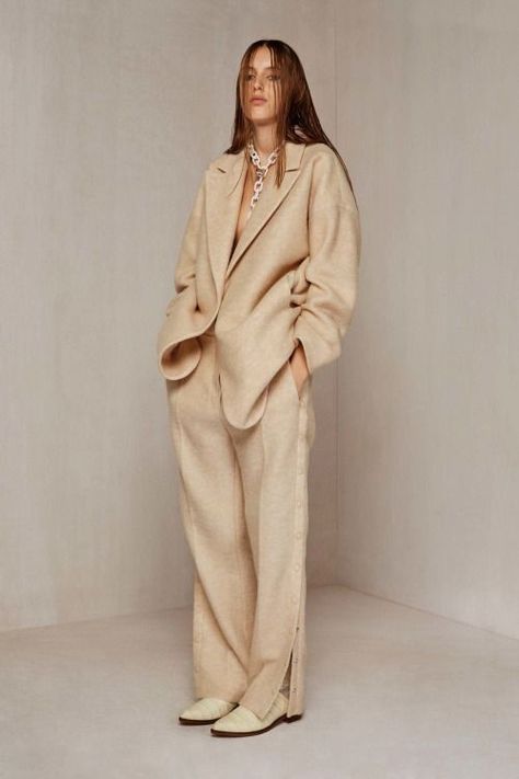 ed519dacc89b2bead3f453b0b05a4a8bdesc50754528ri Beige Suit, Mode Editorials, Fall Fashion 2016, Classy Fashion, 2018 Fashion, Business Outfit, Mode Inspo, Sporty Chic, Mm6 Maison Margiela