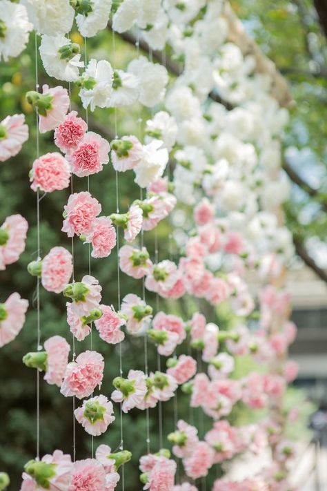 Flowers Hanging, Rustic Wedding Decorations, Cheap Wedding Flowers, Simple Wedding Decorations, Rose Pastel, Ceremony Backdrop, Mod Wedding, Deco Floral, Flower Backdrop