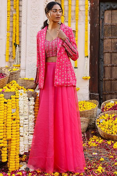 Hot Pink Organza Skirt Set Design by Chhavvi Aggarwal at Pernia's Pop Up Shop 2022 Hot Pink Indian Outfit, Gathered Lehenga, Tulpen Arrangements, Diwali Fashion, Hot Pink Jacket, Jacket Lehenga, Gown Designs, Trendy Outfits Indian, Diwali Outfits