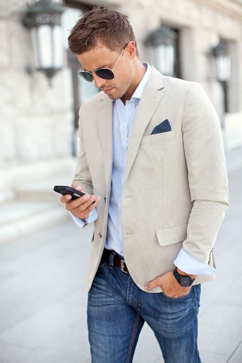 Jeans, light blazer, pocket square matching the jeans - this needs to happen. Sports Coat And Jeans, Sport Coat Outfit, Sport Jacket Men, Mens Fashion Smart, Elegante Casual, Sharp Dressed Man, Business Casual Men, Sport Coats, Gentleman Style