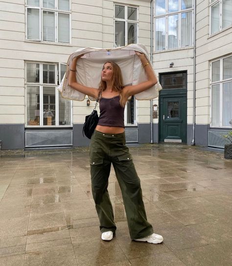 Eva Meloche Outfits, Eva Meloche, European Street Style, Beautiful Energy, Models 90s, Brown Vest, Instagram C, Paris Outfits, Nike Fashion