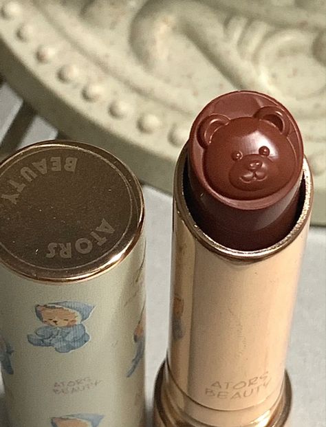 Brown Lipstick Aesthetic, Brown Makeup Aesthetic, Brown Makeup Products, Bear Lipstick, Makeup Products Aesthetic, Aesthetic Lipstick, Pretty Lipstick, Jason Dilaurentis, Bear Makeup