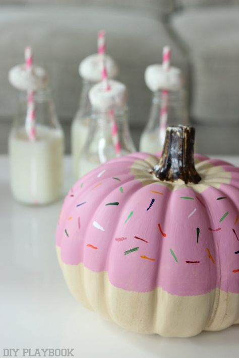 DIY Donut Pumpkins - DIY Playbook | Painted Pumpkins | Fall Decor | Happy Halloween !! | http://thediyplaybook.com/ Designer Pumpkins, Pumpkin Board, Pumpkin Paintings, Pumpkin Decorating Diy, Creative Pumpkin Decorating, No Carve Pumpkin Decorating, Diy Donuts, Autumn Chic, Pumpkin Painting Ideas