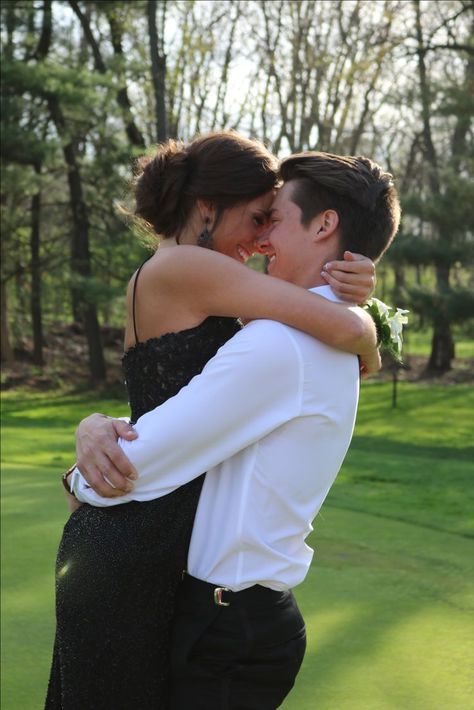 Pose For Prom, Prom Picture Ideas For Couples, Prom Couple Poses, Picture Ideas For Couples, Prom Picture Ideas, Prom Sherri Hill, Couples Prom, Hoco Pictures, Prom Photography Poses