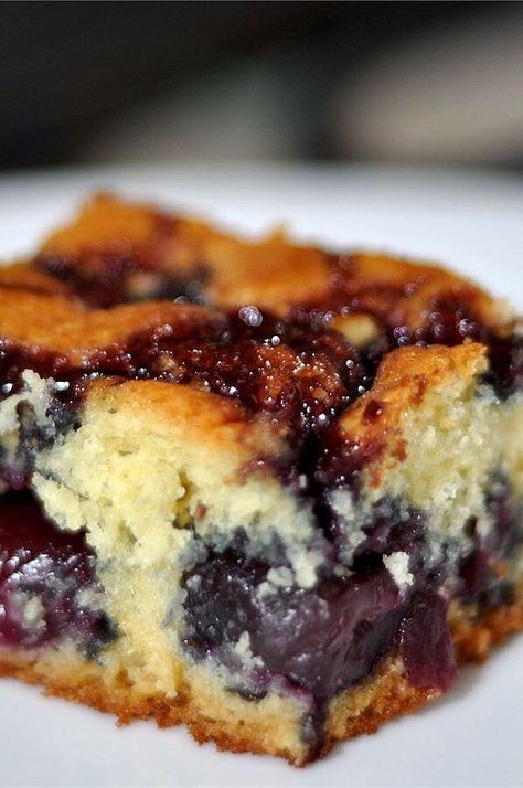 Sweet Polish Cherry Cake | "A delicious homemade Polish cake with cherries for the whole family." #cakerecipes #bakingrecipes #dessertrecipes #cakes #cakeideas Blueberry Yogurt Cake, Cherry Cake Recipe, Blueberry Cobbler Recipes, Blueberry Yogurt, Torte Cupcake, Cherry Desserts, Blueberry Cobbler, Yogurt Cake, Summer Cakes