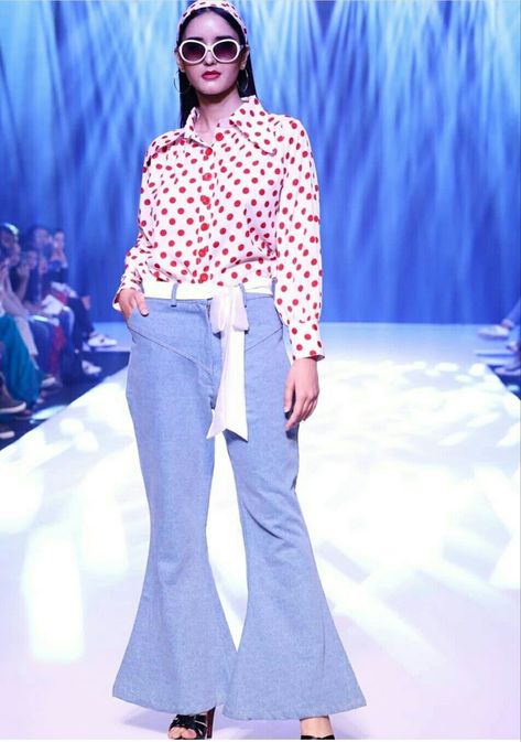 Theme 90s, Polka dotted shirt with bell bottom jeans. Presented at BOMBAY TIMES FASHION WEEK 2019. by Ravi Ranjan. Retro Outfits 80s Style Indian, Retro Style Outfits Indian, Indian Retro Outfits For Women, 70s Indian Fashion, Bollywood Retro Outfits, Retro Theme Outfit Women, Retro Outfits 90s Women Party, 90s Fashion Bollywood, Retro Theme Outfit