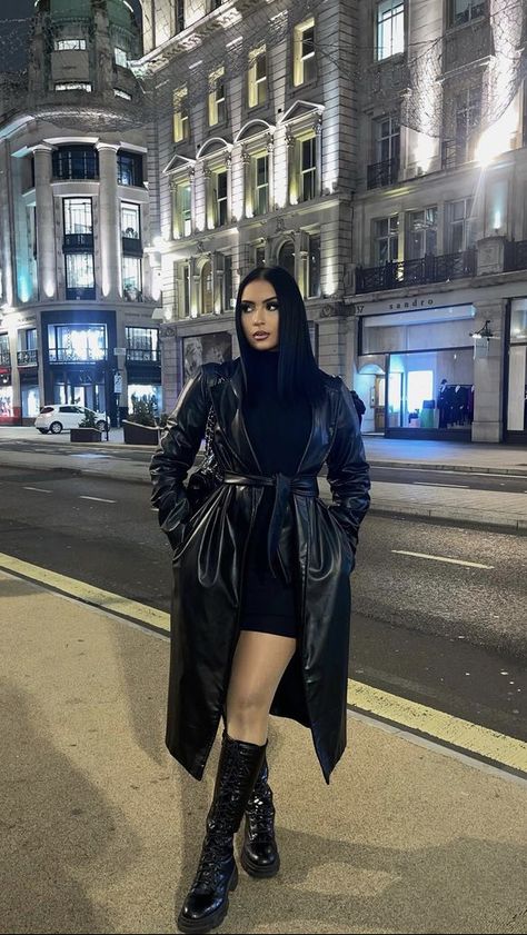 Styling Long Leather Jacket, Fur Leather Coat Outfit, Leather Trench Coat Outfit Black Women, Trench En Cuir Outfit, Long Leather Jacket Outfits Women, Leather Long Jacket Outfit, Long Leather Jacket Outfits, Trench Cuir Outfit, Black Long Jacket Outfit