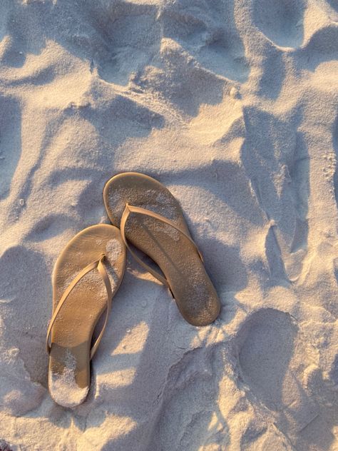 Flip Flops Aesthetic, Summer Vision, Brown Flip Flops, Martha’s Vineyard, Night Gif, Good Night Gif, Beach Background, A Court Of Mist And Fury, Beach Flip Flops