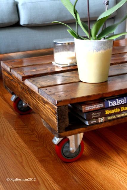 pallete coffee table Table Pallet, Coffee Table With Wheels, Coffee Table Inspiration, Table With Wheels, Pallet Crates, Recycled Pallets, Table Inspiration, Pallet Crafts, Easy Cheap