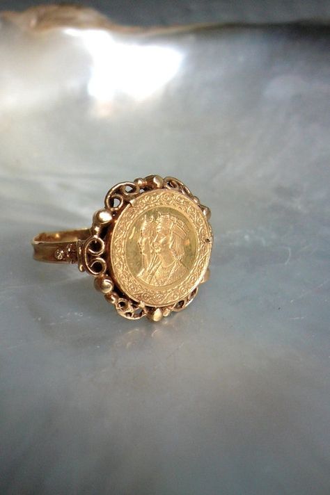 Ginni Ring Designs Gold, Ginni Ring, Gold Coin Jewelry, Gold Coin Ring, Queen Isabella, Egypt Jewelry, Weird Jewelry, Gold Jewelry Outfits, Antique Gold Jewelry