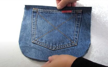 This is a guide on how to DIY a super easy jean bag. Learn how to make a small denim crossbody bag in this quick and easy tutorial. Diy Jean Purse, Diy Denim Purse, Jeans Bag Diy, Denim Bags From Jeans, Diy Jean Bag, Crossbody Bag Diy, Diy Bags Jeans, Bag From Old Jeans, Fun Denim