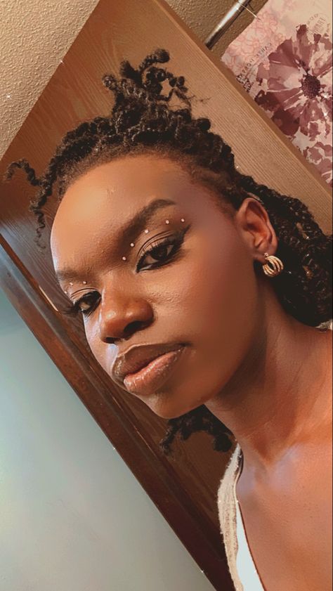 Righnstone Eye Makeup, Gem Makeup Hooded Eyes, Eye Jewelry Makeup, Eye Gem Placement, Diamond Makeup Looks Simple, Rinestine Makeup, Rhinestone Makeup Looks Black Women, Miss Africa, Eye Makeup Rhinestones