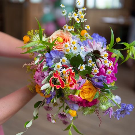 Summer Wedding Bouquets, Boda Mexicana, Bright Wedding, Spring Wedding Flowers, Wedding Dresses With Flowers, Wildflower Wedding, Wedding Flower Arrangements, Bouquet Of Flowers, Bride Bouquets