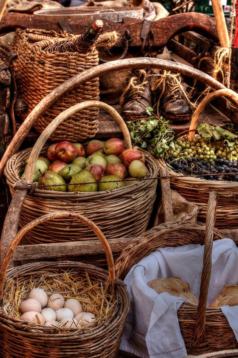 Medieval Market Baskets Medieval Market, Medieval Party, Medieval Aesthetic, Medieval Life, Medieval Times, Market Baskets, Medieval Fantasy, Permaculture, Middle Ages