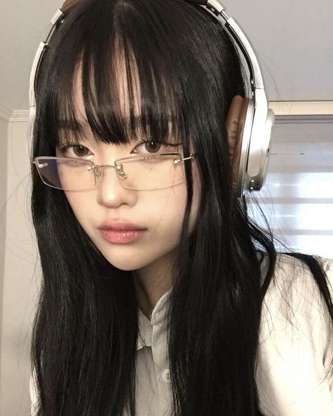 Girl With Eyeglasses, Bangs And Glasses, Bayonetta Glasses, Y2k Glasses, Glasses Inspiration, 일본 패션, Nordic Tattoo, Cool Glasses, Haircuts For Medium Hair