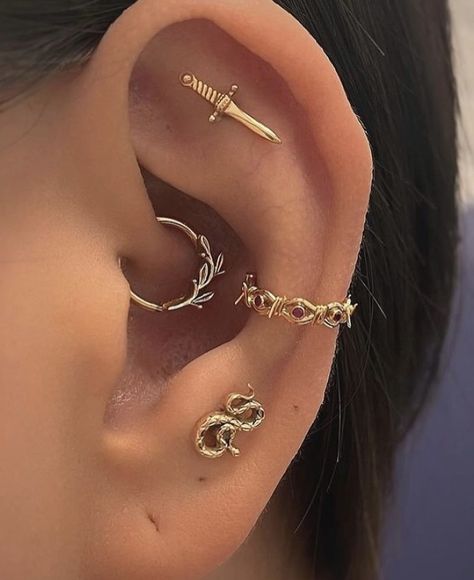 Gold jewlery / gold dagger stud / gold hoop conch / gold serpent stud / cute jewlery / earrings / piercings / elegant earrings Conch Gold Piercing, Earrings Piercings, Ear Stacks, Jewlery Earrings, Ear Curation, Conch Piercing Jewelry, Dagger Earrings, Brain Rot, Ear Stack