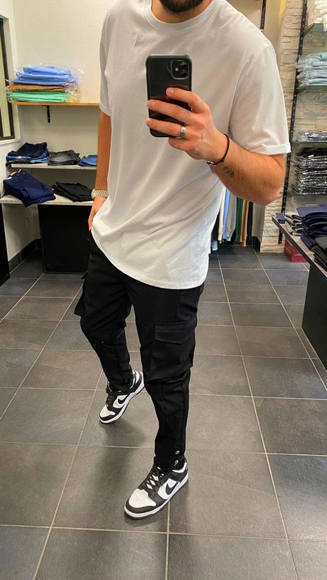 Tee shirt Blanc
Cargo Noir Cargo Joggers Outfits, Relax Outfit, Boy Styles, Cargo Outfit, Jogger Pants Outfit, Modern Mens Fashion, Pants Outfit Men, Hype Clothing, Black Jogger Pants