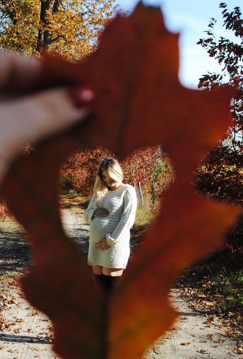 Fall Maternity Shoot, Maternity Photography Fall, Fall Maternity Pictures, Photo Shoot Poses, Baby Bump Photoshoot, Pregnancy Photo Shoot, Fall Maternity Photos, Pregnancy Announcement Photoshoot, Maternity Photography Poses Outdoors