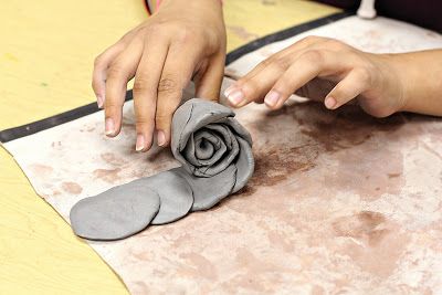 smART Class: Clay Roses - that is so flippin' smart....OMG Clay Gifts, Clay Roses, Clay Classes, Smart Class, Ceramic Techniques, Pottery Techniques, Pottery Classes, Ceramics Projects, Clay Art Projects