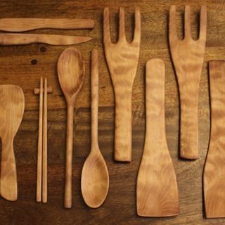 Make a bunch of kitchen utensils from a block of wood Diy Wooden Utensils, Wooden Kitchen Furniture, Wood Kitchen Utensils, Easy Woodworking Ideas, Block Of Wood, Salad Tongs, Wooden Kitchen Utensils, Wood Utensils, Wooden Spatula