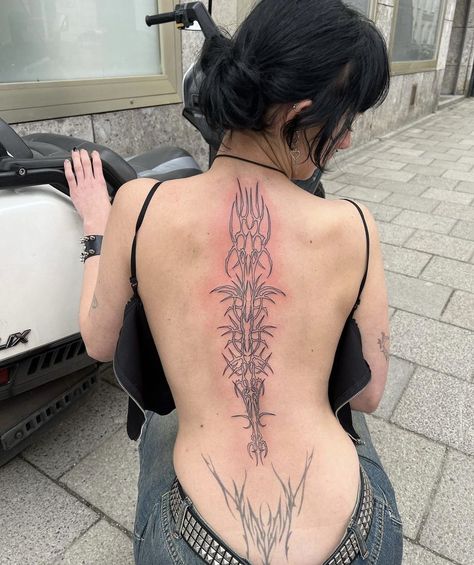 Emo Back Tattoo, Ethereal Back Tattoos, Back Tattoo Goth, Goth Tattoo Ideas, Upper Back Tattoo, Goth Tattoos, Back Tattoo Women Spine, Back Piercing, 2023 Tattoo