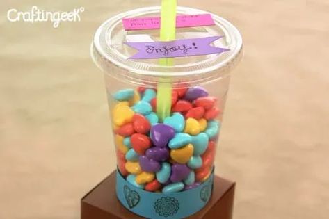 Haz tu propio dispensador de dulces con un vaso (reutilizado, pero limpio), cartulina y dulces de muchos colores y figuras. Dispenser Diy, Dulce Candy, Candy Dispenser, Crafts For Teens, Diy Projects, Candy, Gifts