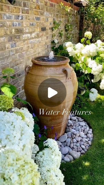 Garden Urns Ideas Focal Points, Focal Point Garden, London Wall, Garden Urns, London Garden, Walled Garden, Farmhouse Garden, Beautiful Water, Water Walls